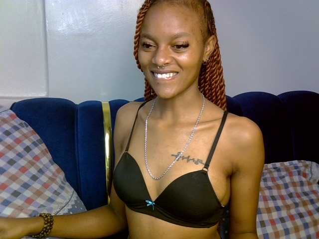 PrettyNoirr live cam on BongaCams