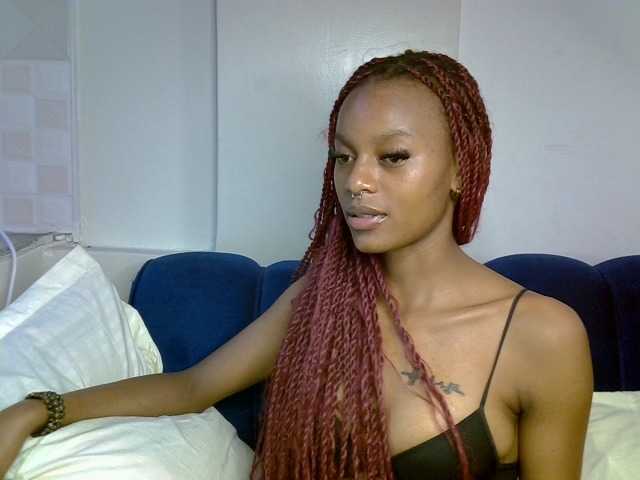 PrettyNoirr live cam on BongaCams