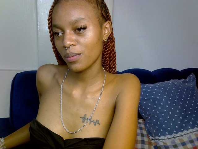 PrettyNoirr live cam on BongaCams