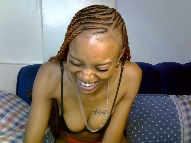 PrettyNoirr live cam on BongaCams
