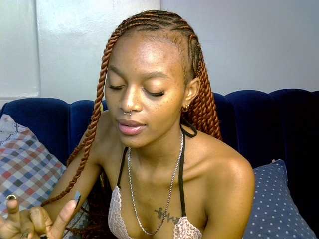 PrettyNoirr live cam on BongaCams