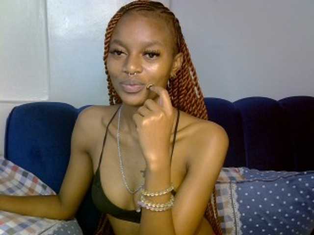 PrettyNoirr live cam on BongaCams