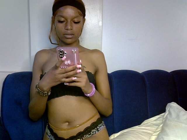 PrettyNoirr live cam on BongaCams