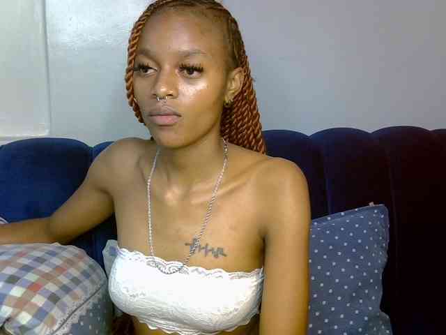 PrettyNoirr webcam