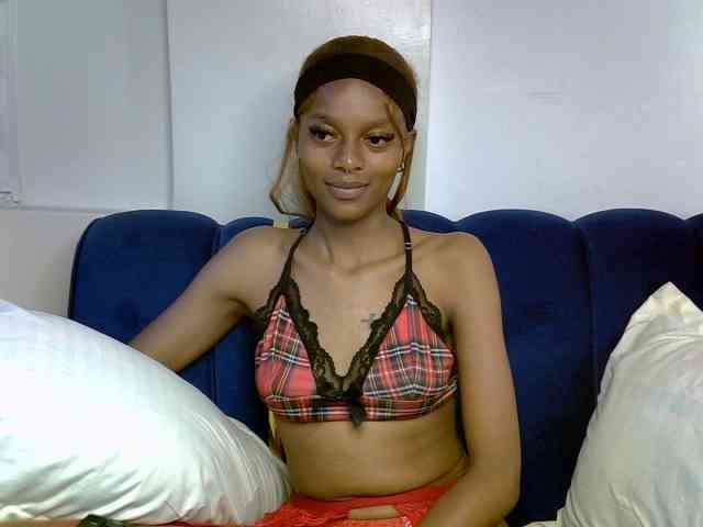 PrettyNoirr Live Webcam on BongaCams