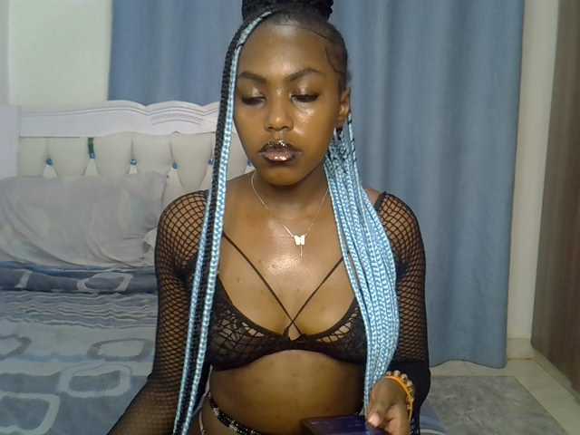 Petitedolliey live cam on BongaCams