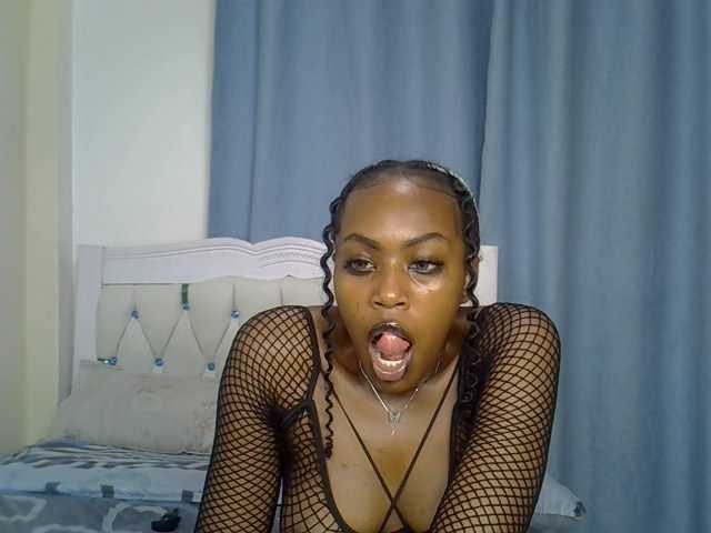 Petitedolliey live cam on BongaCams