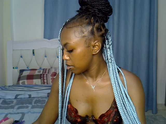 Petitedolliey live cam on BongaCams
