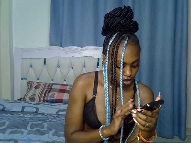Petitedolliey live cam on BongaCams