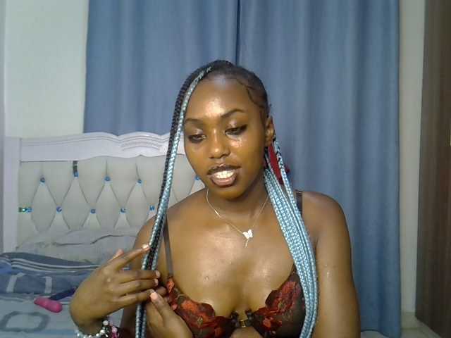 Petitedolliey live cam on BongaCams