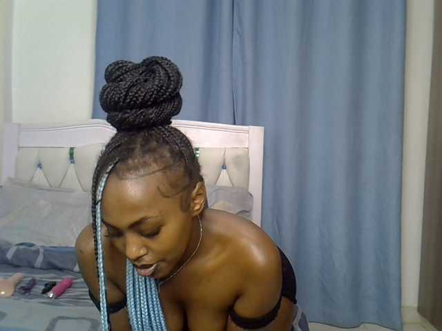 Petitedolliey live cam on BongaCams