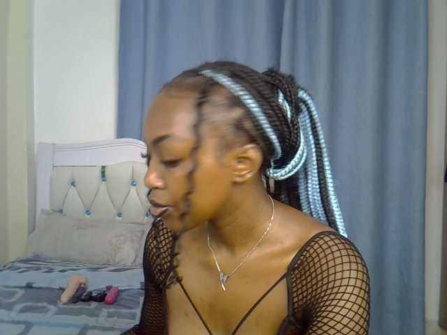 Petitedolliey live cam preview