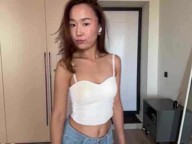 Naomi33 webcam