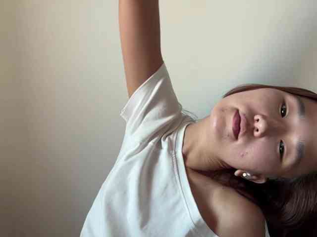 Model: Naomi33