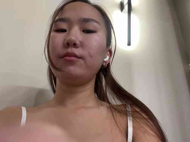 Model: Naomi33