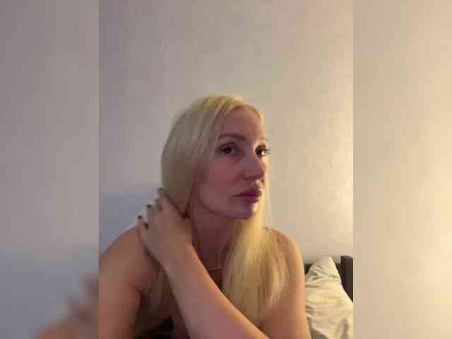 Lolahloya webcam