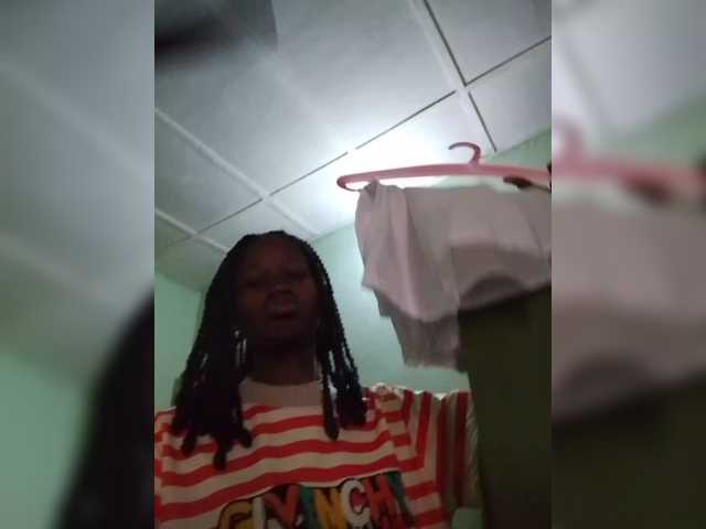 Divine123 live cam on BongaCams