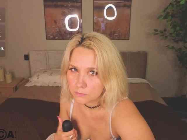 Nikki-Milk webcam