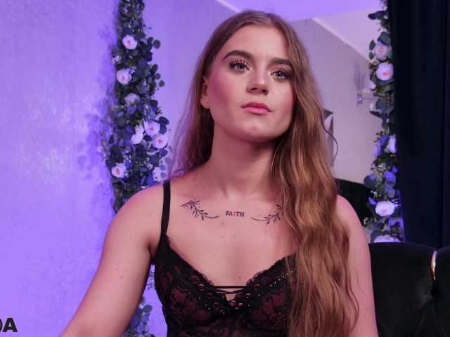 MiaBlue live cam on BongaCams