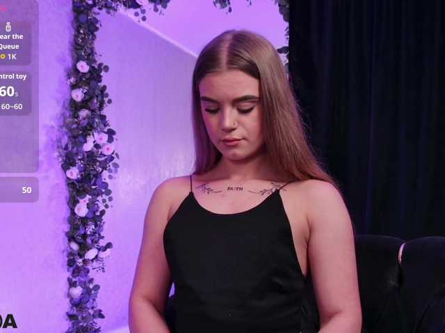 MiaBlue live cam on BongaCams