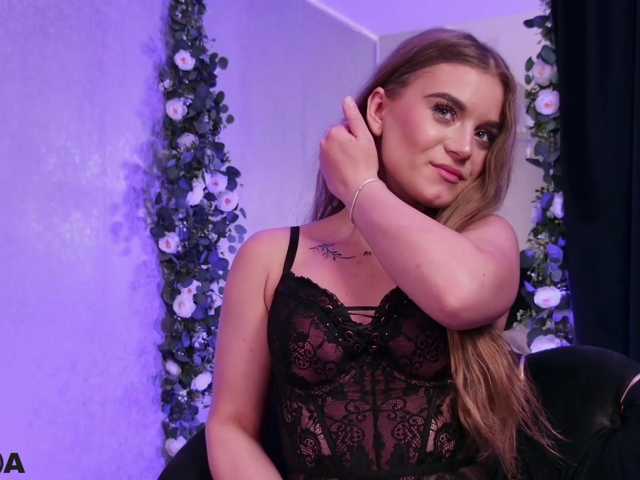 MiaBlue live cam on BongaCams