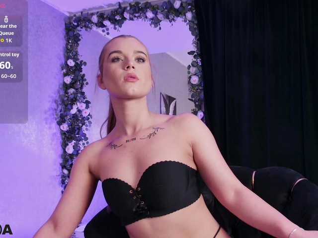MiaBlue live cam on BongaCams