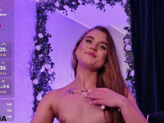 MiaBlue live cam on BongaCams
