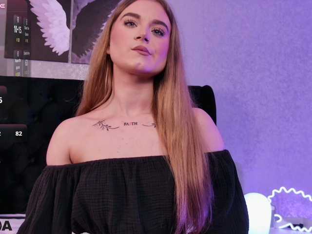 MiaBlue live cam on BongaCams