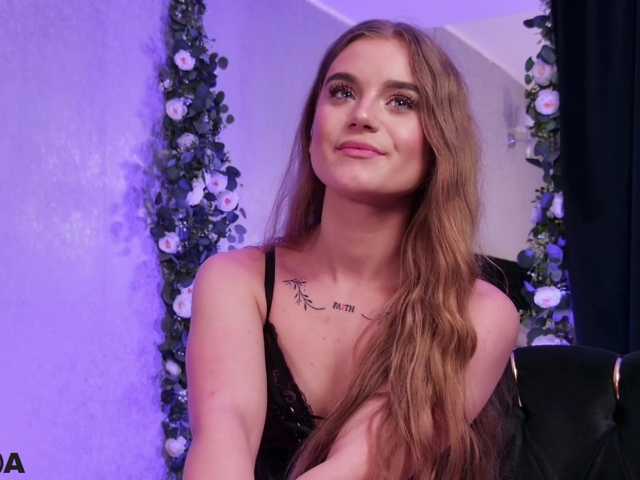 MiaBlue live cam on BongaCams