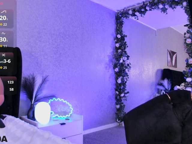 MiaBlue live cam on BongaCams