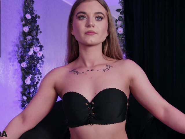MiaBlue live cam on BongaCams