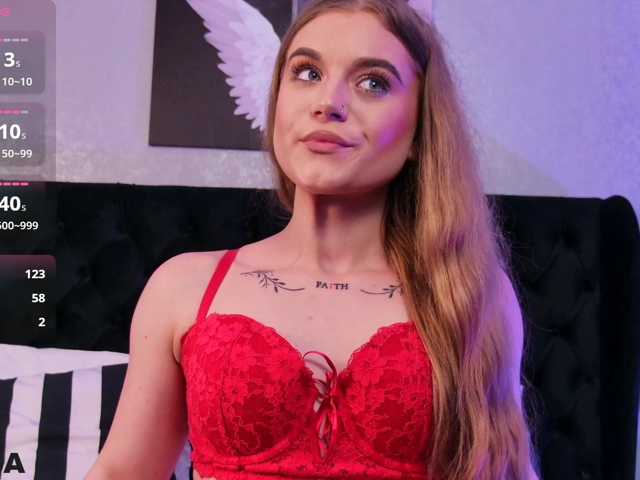 MiaBlue live cam on BongaCams