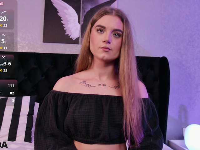 MiaBlue live cam on BongaCams