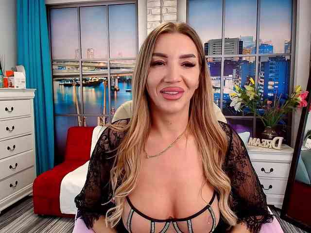 CyraDeLuxe