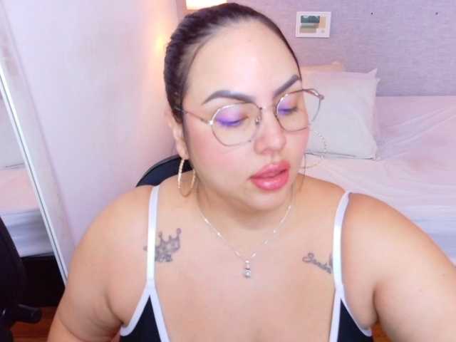 le modèle curvy-sexyvalen est en webcam porno dans un show sur le site bongacams, il possède les tags suivants: Latino/Hispanic,Brunette,Shaved