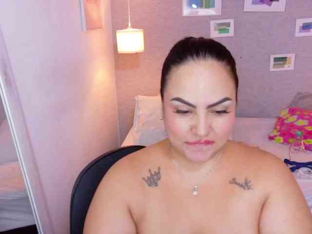 Model: curvy-sexyvalen