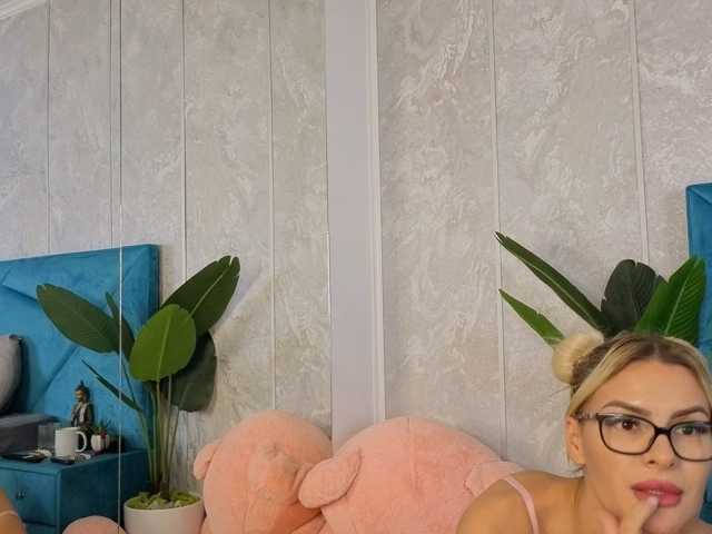 EvellynGold live cam on BongaCams