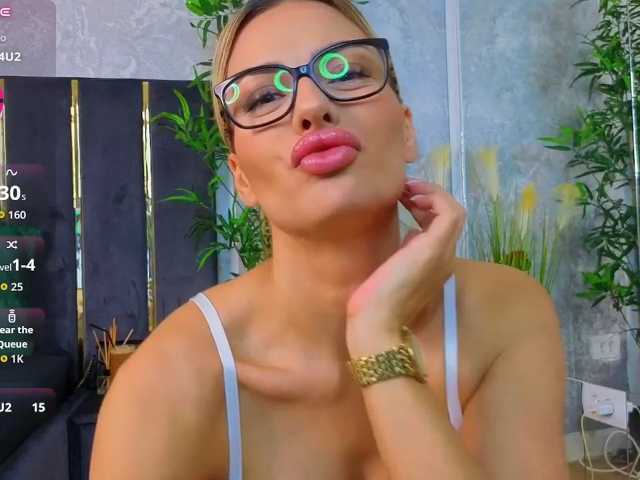EvellynGold live cam on BongaCams