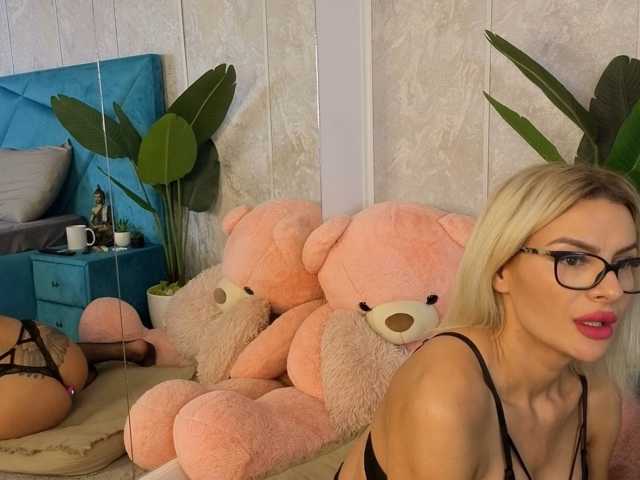 EvellynGold live cam on BongaCams
