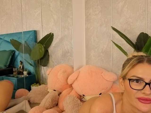 EvellynGold live cam on BongaCams