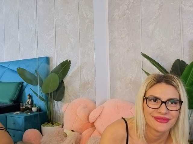 EvellynGold live cam on BongaCams