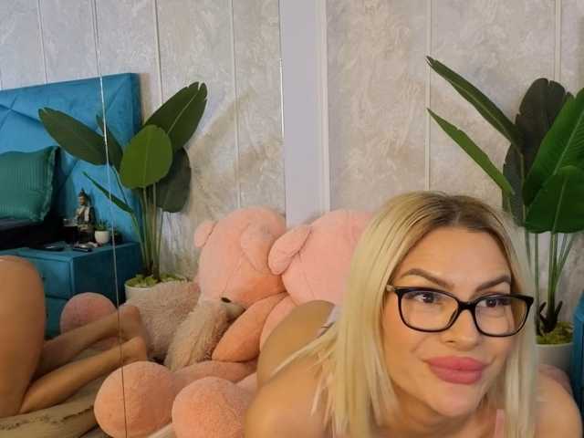 EvellynGold live cam on BongaCams