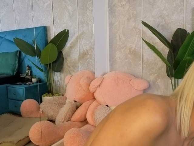 EvellynGold live cam on BongaCams