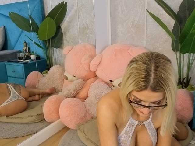 EvellynGold live cam on BongaCams