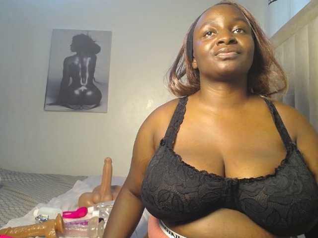 Dovecaren live cam on BongaCams