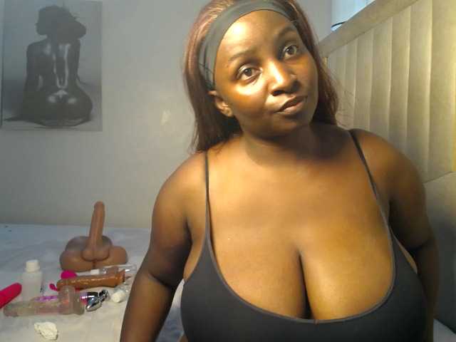 Dovecaren live cam on BongaCams
