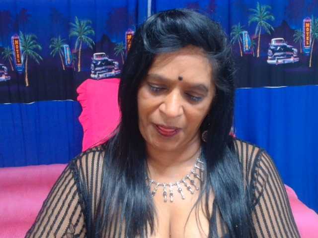 le modèle INDIANFUSION786 est en webcam porno dans un show sur le site bongacams, il possède les tags suivants: Indian,Brunette,Hairy