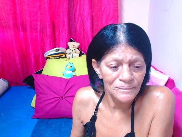SLUTTYROXY, live now on BongaCams