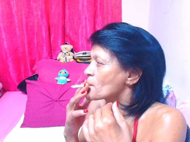 le modèle SLUTTYROXY est en webcam porno dans un show sur le site bongacams, il possède les tags suivants: White/Caucasian,Brunette,Shaved