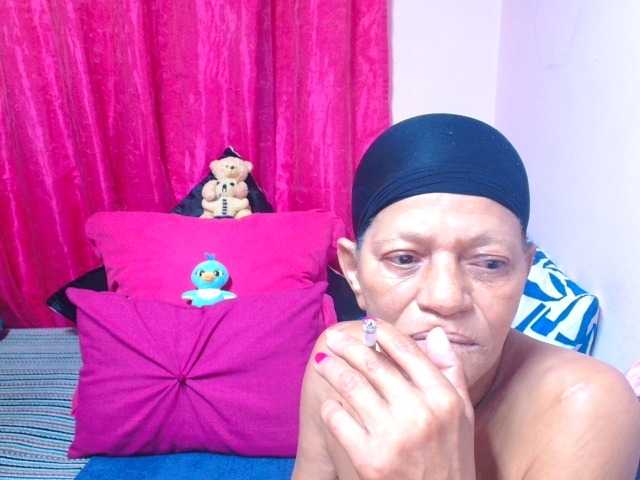 SLUTTYROXY — live female cam